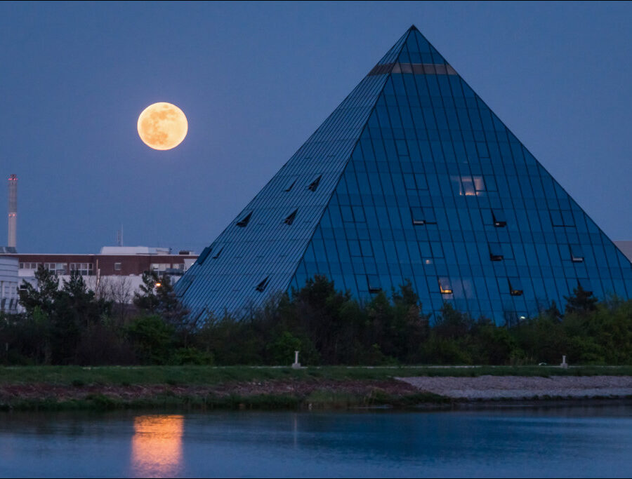 Vollmond bei Pyramide Fürth