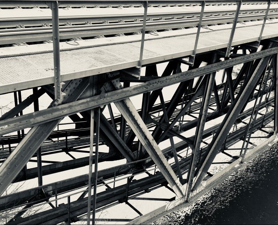 Netzwerk - alte Eisenbahnbrücke über die Regnitz, nahe Stadeln