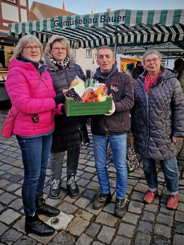 Spendenübergabe Bauernmarkt (Foto: Jürgen Tölk)